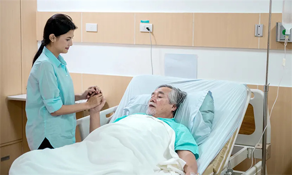 家有臥床不起的病人，請保姆照顧的優(yōu)缺點(diǎn)有哪些？