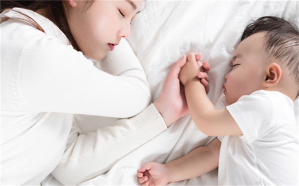 1-3歲的寶寶太黏保姆，該怎么辦呢？