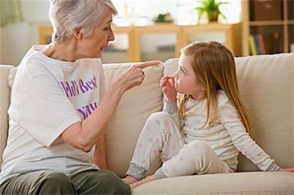 找婆婆等熟人看孩子，還是請保姆帶娃，到底哪個(gè)更好？