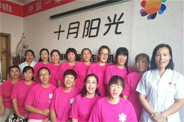 2個(gè)月嬰兒請月嫂還是育兒嫂？北京保姆中介公司哪家好？