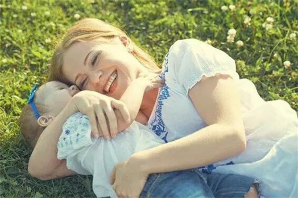 育兒嫂一般照顧多大的寶寶？