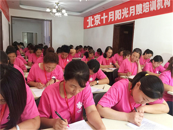 課程結束后，月嫂的考試流程是什么？